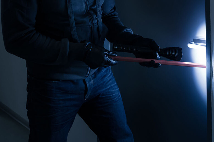 Die Täter sind am frühen Samstagmorgen in die Geschäftsstelle eingebrochen. (Symbolbild)