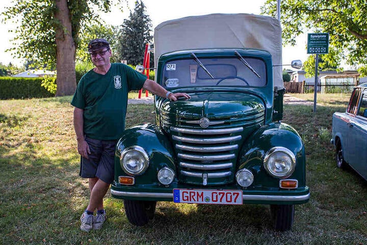 Das edle Blech ist frisch poliert: Wolfgang Ebert (58) hält seinen Framo, den Vorgänger des Barkas aus Frankenberg, in allen Ehren.