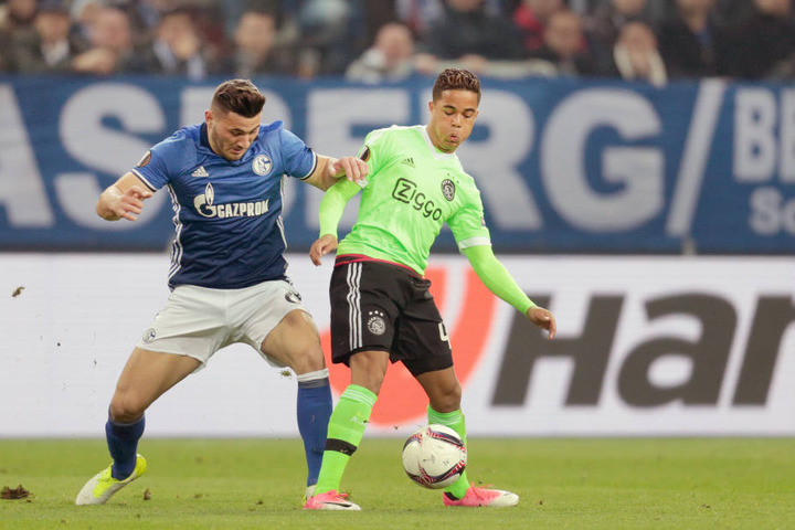 Justin Kluivert (r., hier im Europa-League-Spiel gegen Schalke 04) soll nach dem Bericht eines Transfer-Experten bald ein Angebot von RB Leipzig vorgelegt bekommen.