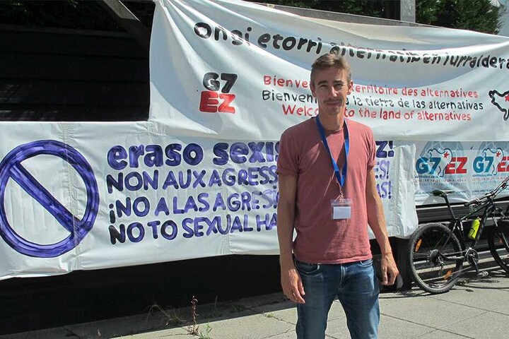 In Biarritz dürfen die Globalisierungsgegner nicht protestieren, daher bereiten sie sich andernorts auf Gegendemos vor - so wie hier Sebastien Bailleul in Irun, Spanien.