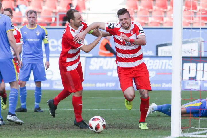 Noch kann er sich auf dem Feld über Zwickauer Tore freuen: Toni Wachsmuth (l.) jubelt mit Davy Frick, der gegen Jena das 1:0 erzielte.