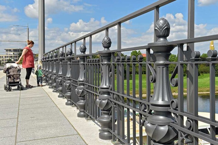 Das doppelte Geländer an der Albertbrücke bekommt von Seifert sein Fett weg.
