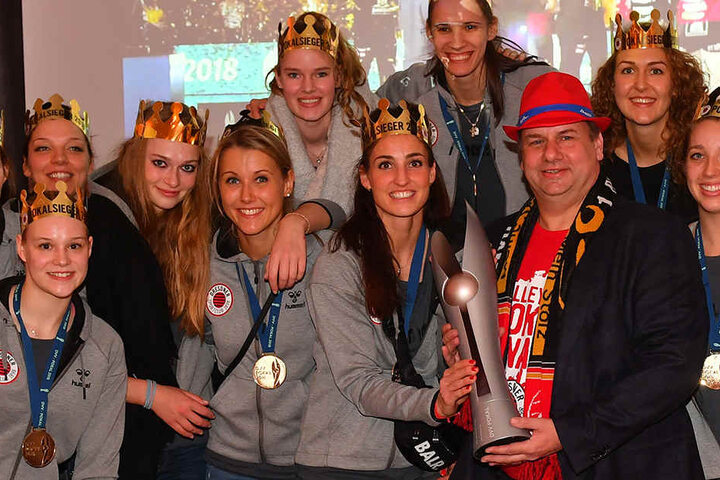 Im roten Fan-Outfit ließ sich Dresdens OB Dirk Hilbert gern mit seinen Pokal-Heldinnen fotografieren, hielt mit Myrthe Schoot stolz das Objekt der Begierde in den Händen.