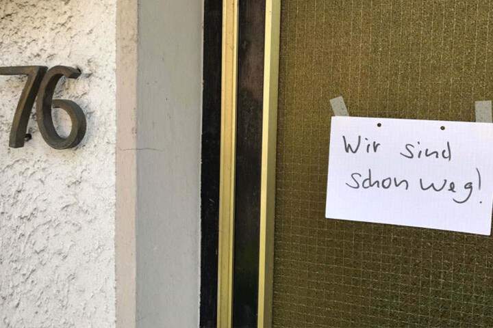 Manche Personen nahmen die Evakuierung auch mit Humor und wiesen die Feuerwehr darauf hin, dass sie bereits das Haus verlassen hatten.