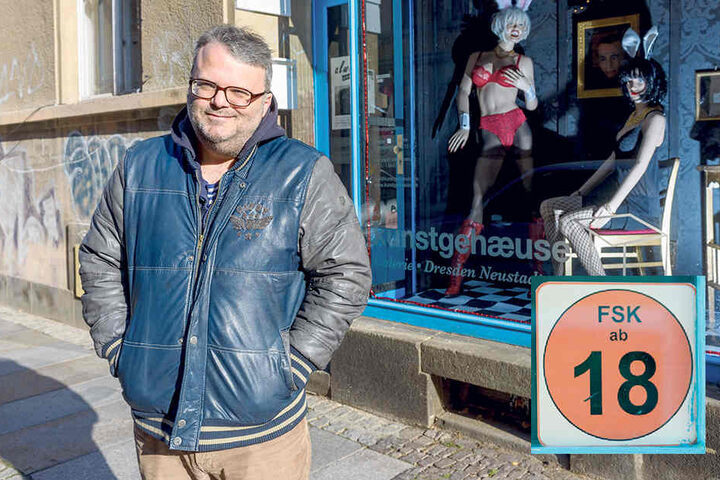 Aufreizend! Lasziv „gekleidete“ Schaufensterpuppen lassen schon ahnen,
worum‘s dahinter geht: Galerist Mario Pitz (46) vorm „Kunstgehaeuse-Schaufenster.