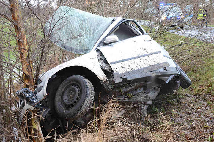 Der Fahrer des VW erlitt lebensgefährliche Verletzungen.