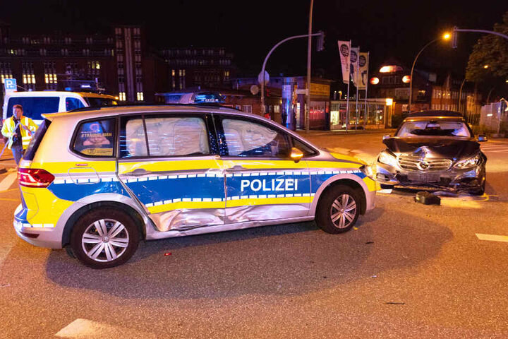 Der Mercedes erwischte den Streifenwagen an der Beifahrerseite.