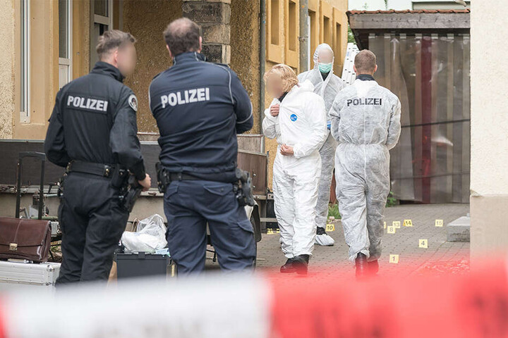 In der Stetzscher Straße sicherte die Kripo Spuren der Bluttat.