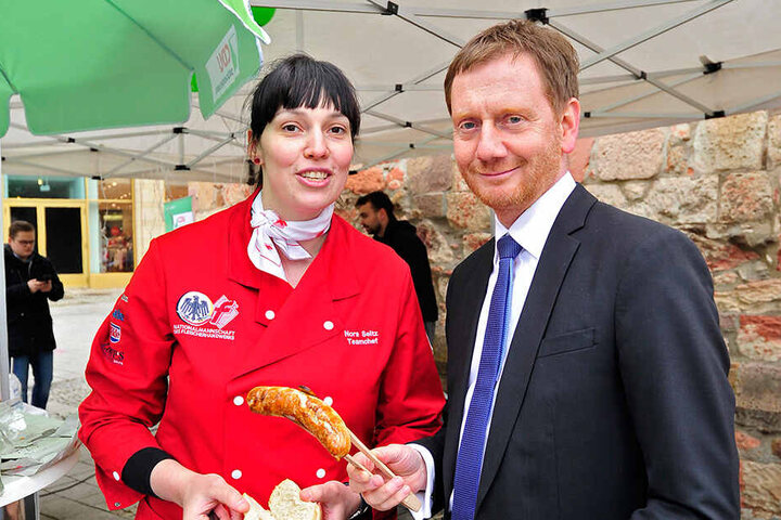 MP Michael Kretschmer hier mit Fleischermeisterin Nora Seitz (34).