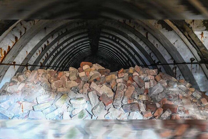Blick ins Innere: Hinter dem Schutt kommt das über vier Meter hohe Gewölbe zum Vorschein. So konnten die Raketen-Transporter direkt zu den Sprengköpfen hinein fahren.