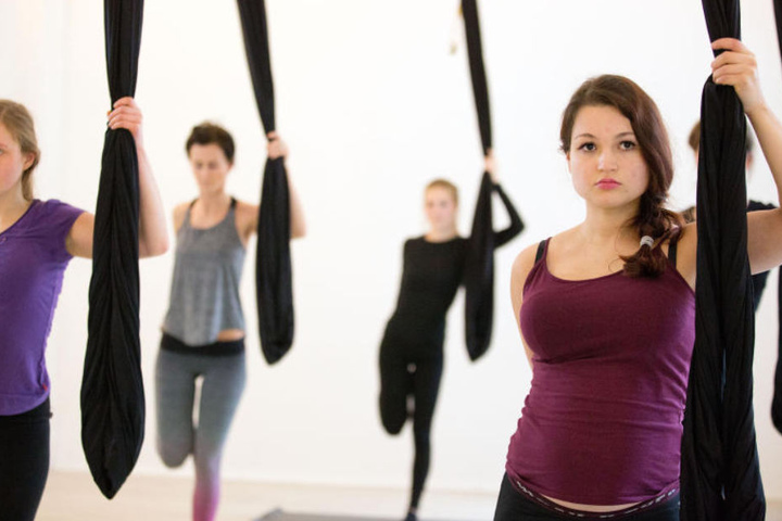 Bei "Aerial Balance & Strength" werden Kraft- und Beweglichkeitsübungen in und mit Tüchern durchgeführt.