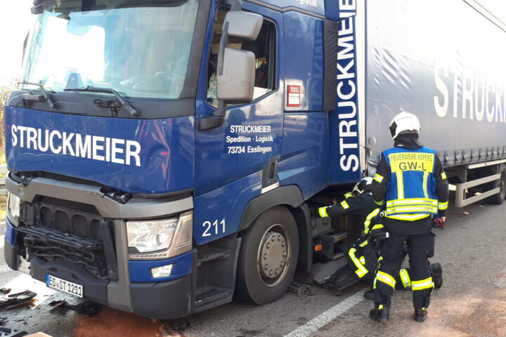 Die Feuerwehr kontrolliert den beschädigten Lkw.