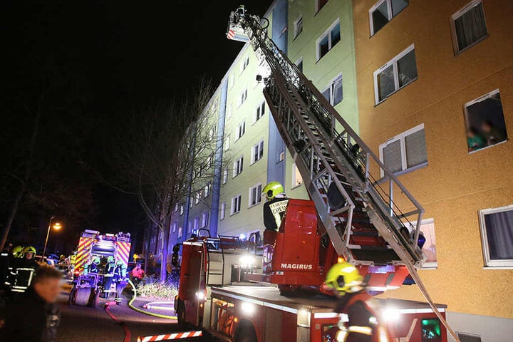 Zwei weitere Wohnungen waren nach dem Feuerwehreinsatz unbewohnbar, weil Löschwasser eingedrungen war.
