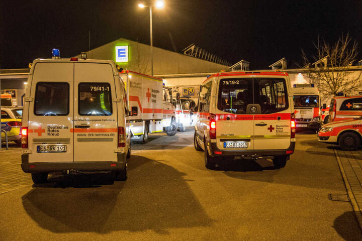 Der angrenzende Edeka-Markt wurde geräumt, zahlreiche Rettungskräfte hielten sich dort bereit.