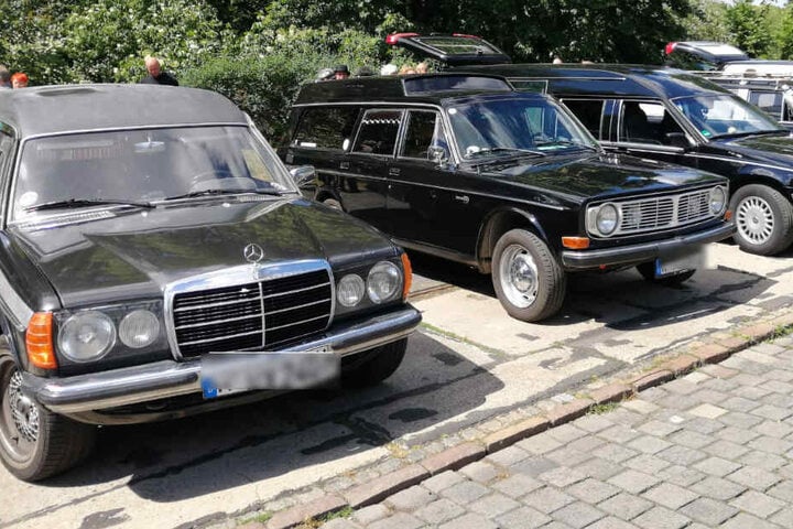 Leichenwagen gibt es in allen Formen und Farben. Vorzugsweise natürlich in Schwarz.