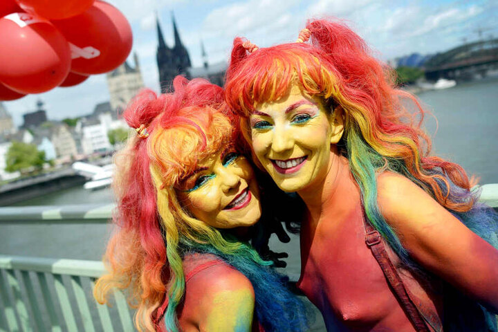 Zwei Frauen beim CSD in Köln.