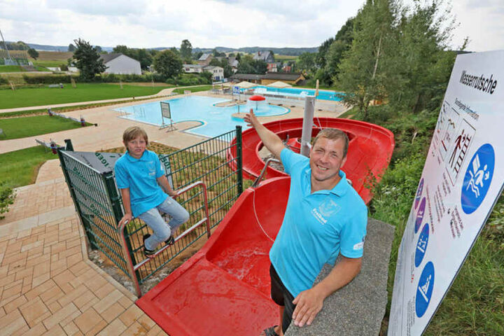 Schwimmmeister Andre Weck (39) mit sein Sohn Nico (9).