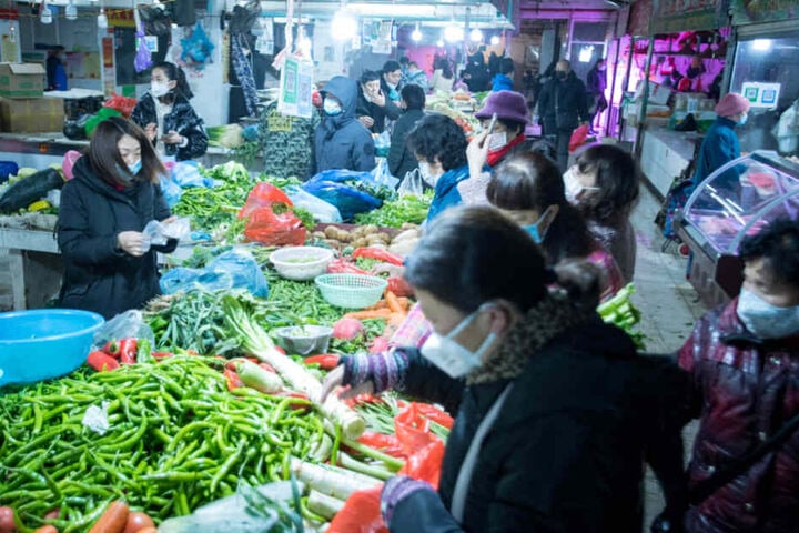 Die chinesische Regierung hat die besonders schwer von der durch den Coronavirus ausgelösten neuen Lungenkrankheit betroffene Millionenmetropole Wuhan praktisch abgeriegelt.