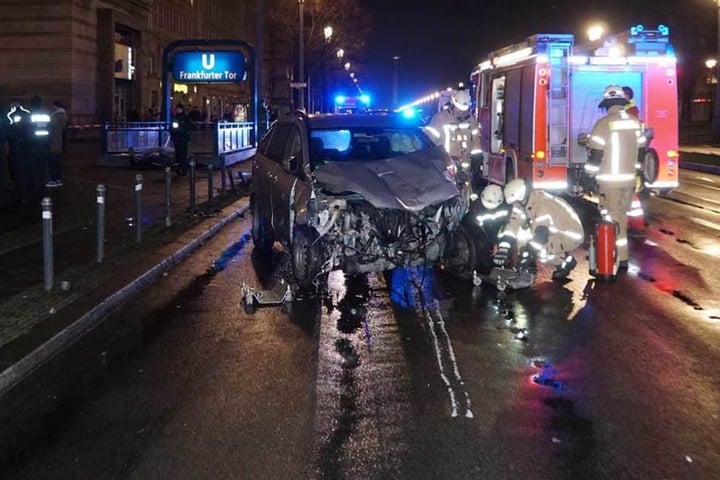 Der total demolierte Mazda wurde nach dem Aufprall auf die Fahrbahn zurück geschleudert.