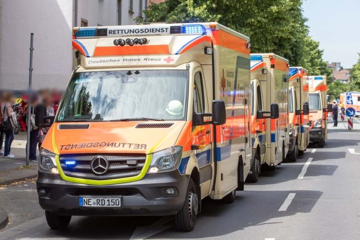 Insgesamt rückten 23 Rettungsfahrzeuge aus.