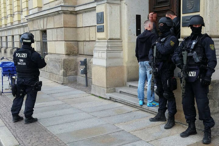 Im Rockerprozess wurden die Sicherheitsbestimmungen am Montag noch einmal verschärft. Die Polizisten tragen jetzt vor und im Gerichtsgebäude Helme und Maschinenpistolen.