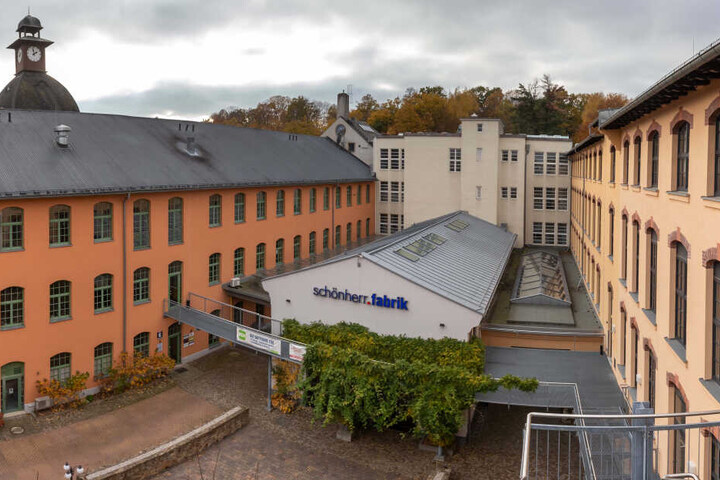 Im Künstlerhaus der Schönherrfabrik richtet sich Laura momentan ihren Showroom ein.
