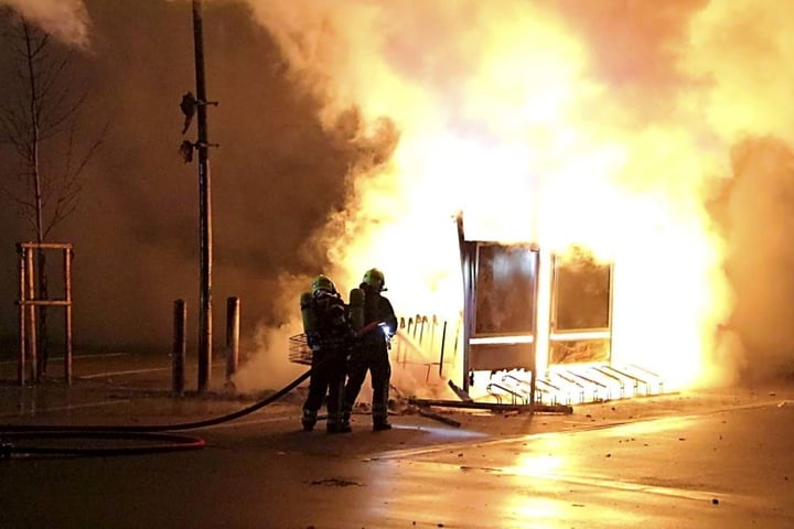 Auf dem Sonnenberg ging ein Unterstand für Einkaufswagen in Flammen auf.