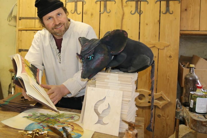 Geschichtenschnitzer Swen Kaatz (46) zeigt sein Buch "Der Geist des Kaffees". Ab Donnerstag stellt er den kunstvoll gestalteten Band auf der Leipziger Buchmesse vor.