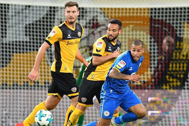 Das war einer seiner letzten Auftritte im DDV-Stadion: Fabian Müller (M.) im Zweikampf mit Braunschweigs Onel Hernandez.
