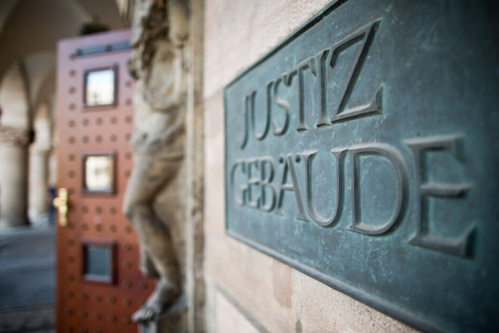 Das Justizgebäue in Nürnberg: Zwei junge Männer sind hier wegen versuchten Mordes angeklagt, weil sie von einer Brücke Steine auf die A73 geworfen haben sollen.