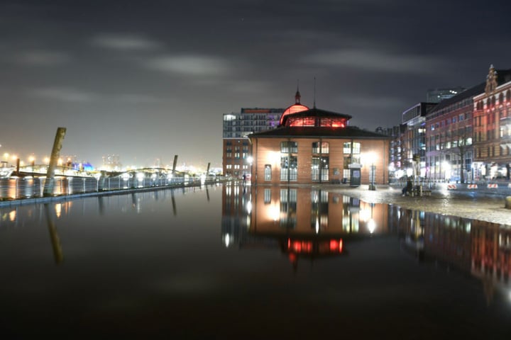 Der Fischmarkt war in der Nacht zu Mittwoch teilweise durch das Hochwasser der Elbe überschwemmt.