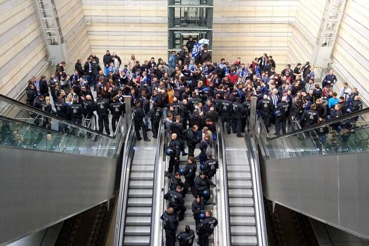 Im Leipziger Hauptbahnhof nahm die Bundespolizei von mehreren Personen die Personalien auf, dann ging es mit Shuttlebussen zum Stadion.