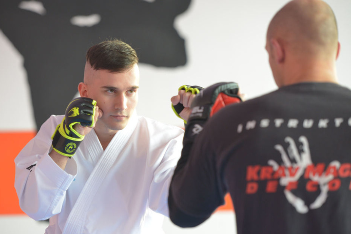 Vor der Karate-WM in Irland trainierte Benedikt Schult (24) fast täglich, unter anderem mit dem Inhaber der Chemnitzer Kampfsport-Akademie, Torsten Fischer (32, r.)