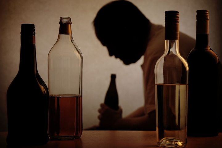 Der Mann hatte wohl auf der Familienfeier zu tief ins Glas geschaut. (Symbolbild)