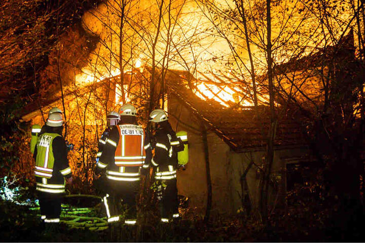 Die Feuerwehr hatte Schwierigkeiten, genügend Wasser an die entlegen Stelle zu bringen.