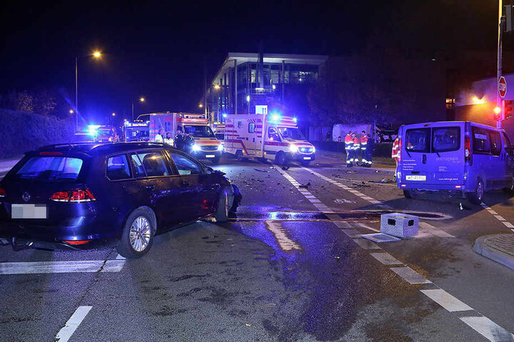 Beide Fahrer mussten ins Krankenhaus eingeliefert werden. An den Autos entstand Totalschaden.