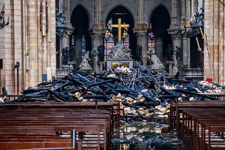 Trümmerteile und verkohlte Holzbalken liegen im Inneren der Kathedrale Notre-Dame. Ein Feuer verwüstete am 15. April die Pariser Kirche.
