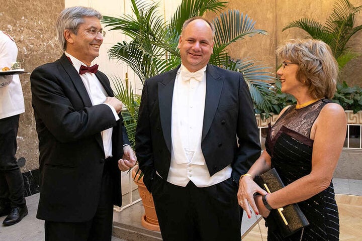 TU-Rektor Hans Müller-Steinhagen (65) und seine Gattin Renate plauschen mit OB Dirk Hilbert (47, FDP, Mitte).