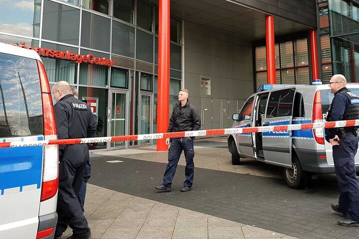 Der Eingangsbereich des Gebäudes wurde von der Polizei abgesperrt.