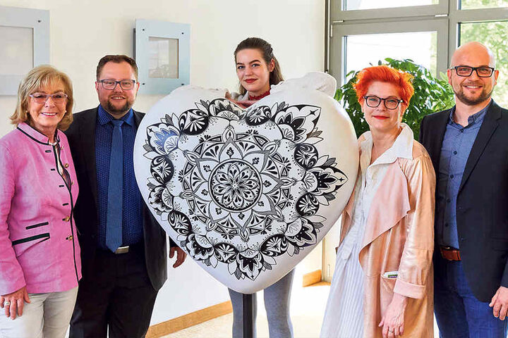 Das 50. Herz von MOPO-Reporterin Katrin Koch und Tochter Elisabeth (Mitte)
wurde an Akademiehotel-Direktor Dirk Lauterbach (r.) übergeben. Initiatorin
Ursula Herrmann (l.) und Sonnenstrahl-Vereins-Chef Andreas Führlich freuen sich
über die erfolgreiche
