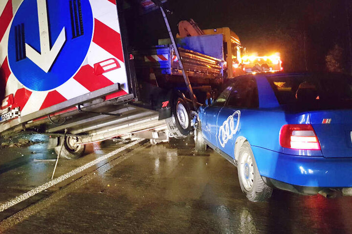 In den Verkehrsunfall auf der A93 war auch ein Verkehrsabsicherungsanhänger involviert.