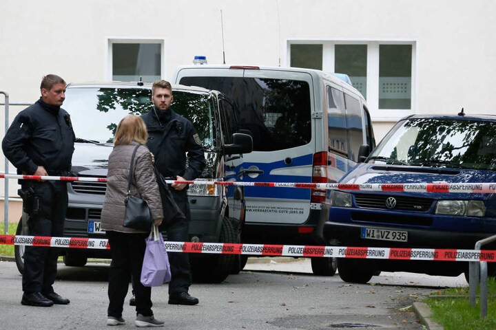 Noch sperrt die Polizei den Block in der Straße Usti nad Labem ab. Am Dienstag sollen die Mieter wieder in ihre Wohnungen ziehen.