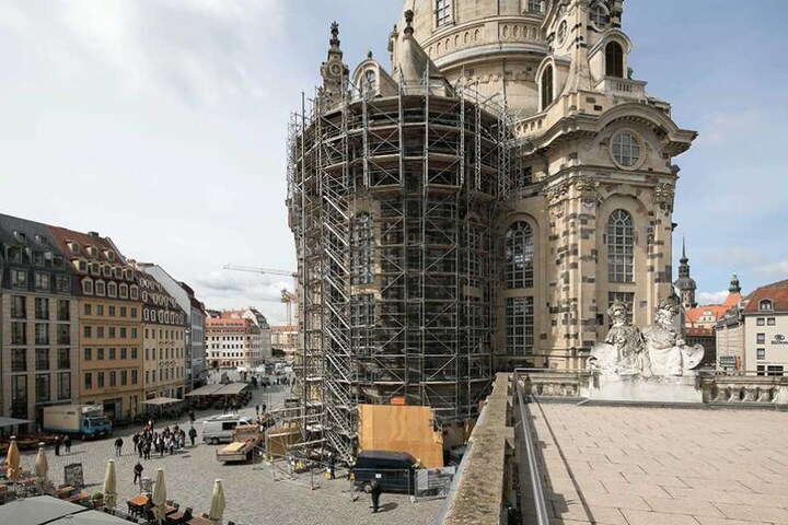 Erstmals seit 2004 steht wieder ein Gerüst an der Frauenkirche. Die Arbeiten sollen vorerst bis Sommer dauern.