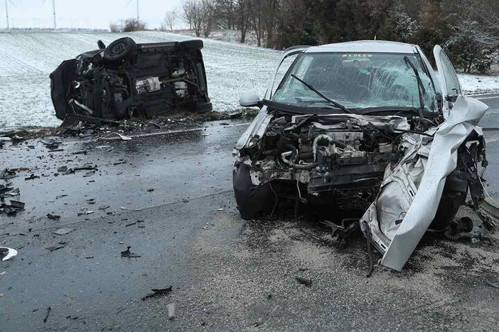 Beide Fahrzeuge wurden schwer beschädigt.