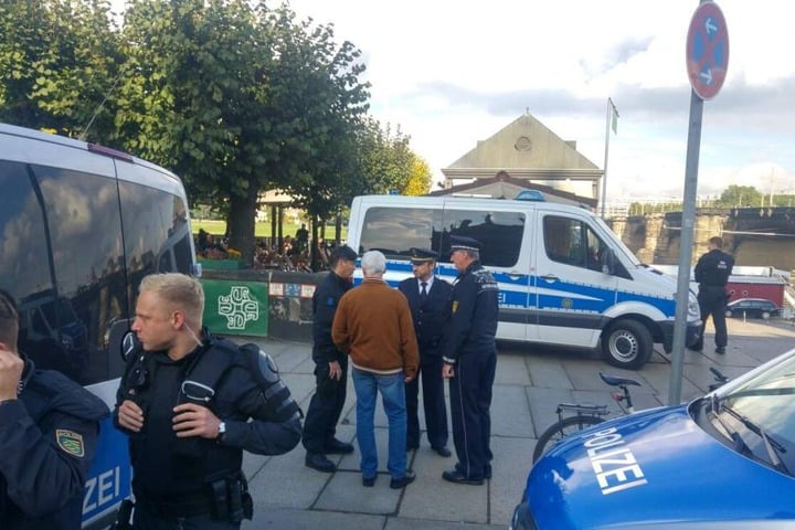 Auch Michael Wilhelm (61), Staatssekretär des Innern (braune Jacke) ist vor Ort.