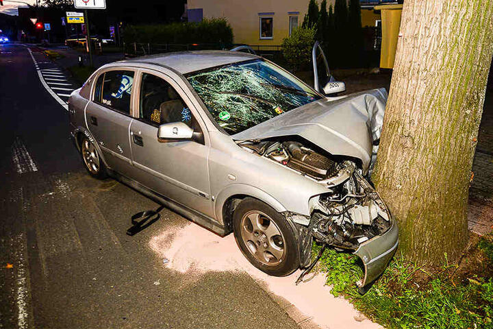 Der mehr als vollbesetzte Astra knallte gegen einen Baum.