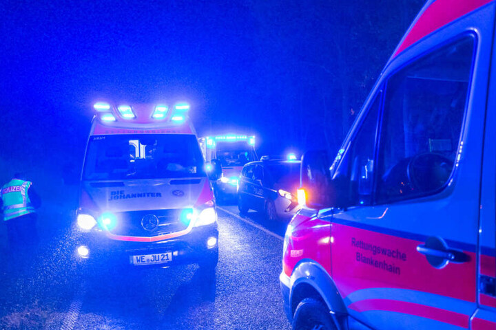 Zwei Frauen wurden bei dem Unfall verletzt ins Krankenhaus gebracht.