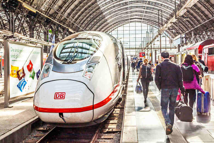 Zugfahrten werden günstiger, Flugreisen hingegen teurer.