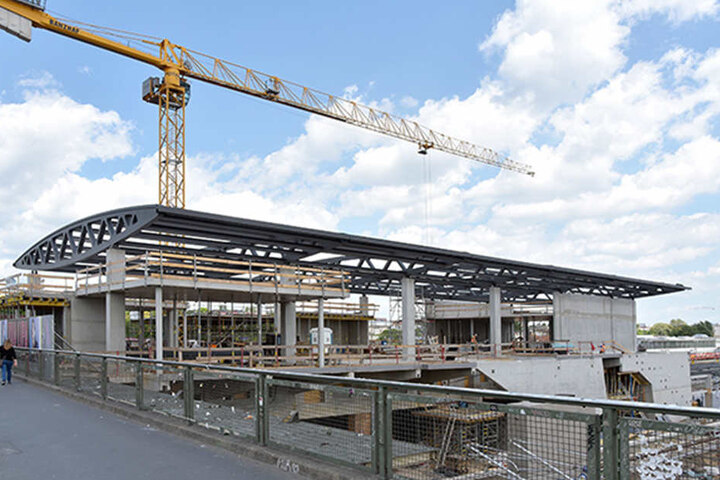 So sah es noch im Mai 2017 auf der Baustelle aus. Das Hauptgebäude nimmt endlich Gestalt an und ab August kann auch die erste Rolltreppe benutzt werden.