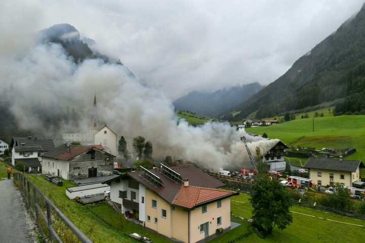 Eine Rauchwolke steigt über dem Gebäude in St. Jodok auf.